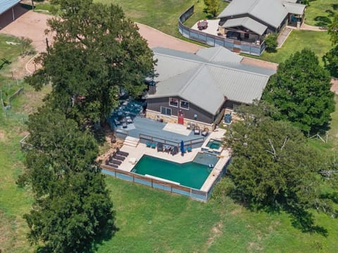 3BR Oasis-Pool-Pickleball-Dog Friendly House in Fredericksburg