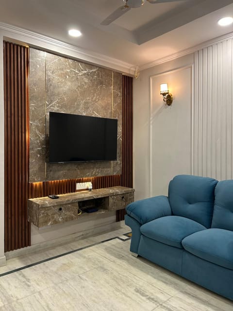 TV and multimedia, Living room, Seating area, Evening entertainment