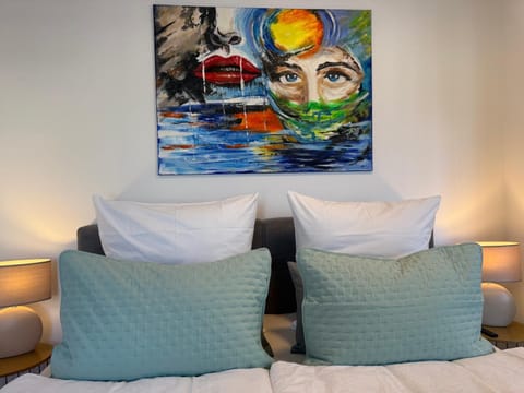 Bed, Photo of the whole room, Decorative detail, Bedroom