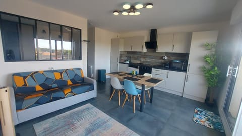 Kitchen or kitchenette, Living room, Seating area, Dining area, dishwasher, oven, stove