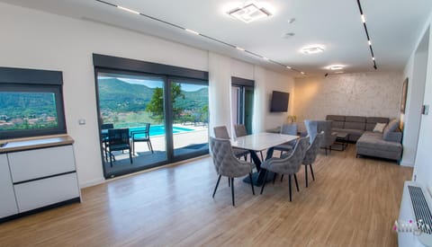 TV and multimedia, Kitchen or kitchenette, Living room, Seating area, Dining area