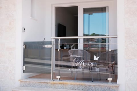 Facade/entrance, Day, Balcony/Terrace