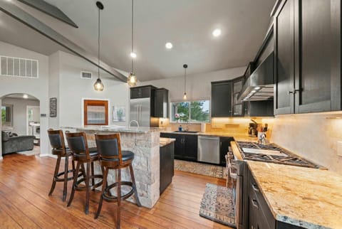 2 Home Getaway-Pool-Hot Tub-Pickleball Court House in Fredericksburg