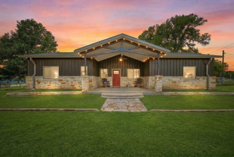 2 Home Getaway-Pool-Hot Tub-Pickleball Court House in Fredericksburg