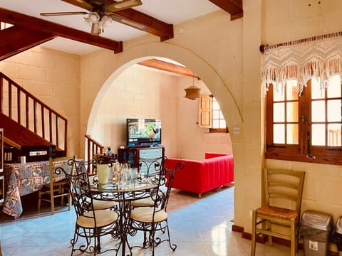 Communal lounge/ TV room, TV and multimedia, Living room, Seating area, Dining area, Evening entertainment