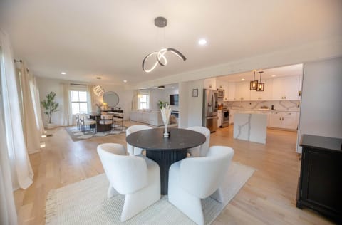 Kitchen or kitchenette, Living room, Seating area, Dining area