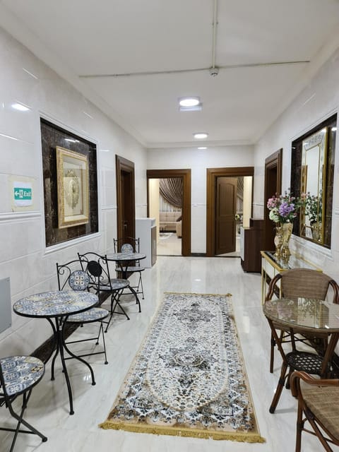 Seating area, Dining area