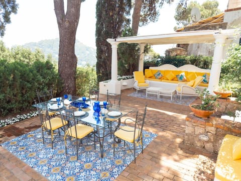 Patio, Day, Natural landscape, Garden, View (from property/room), Balcony/Terrace, Dining area, Garden view, Mountain view