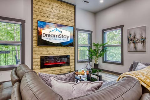 Bearfoot Getaway - New Lux Cabin Hot Tub Pool Cabin in Gatlinburg