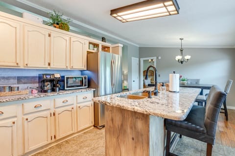Outdoor Kitchen and Hot Tub Table Rock Lake House House in Table Rock Lake