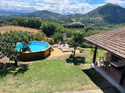 Casale in collina immerso nel verde con Piscina e ampio giardino Villa in Umbria