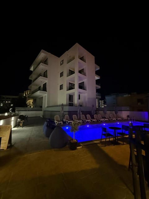 Property building, Swimming pool, Breakfast