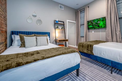 Bed, TV and multimedia, Photo of the whole room, Bedroom