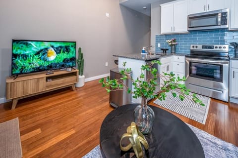 Communal lounge/ TV room, TV and multimedia, Kitchen or kitchenette, Dining area, Evening entertainment, oven, stove