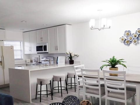 Kitchen or kitchenette, Dining area, microwave