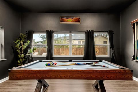 Billiard, Game Room