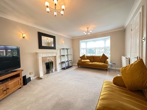 TV and multimedia, Living room, Seating area, Evening entertainment