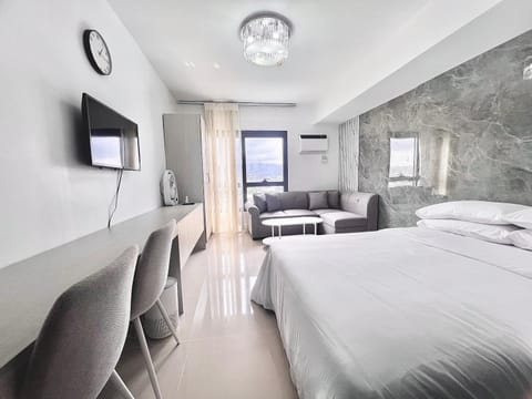 Communal lounge/ TV room, Bed, TV and multimedia, Living room, Photo of the whole room, Seating area, Bedroom