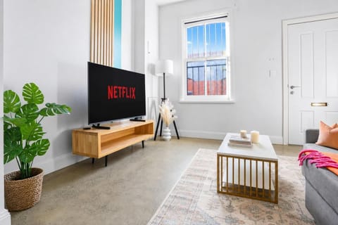 Property building, Communal lounge/ TV room, TV and multimedia, Living room, Photo of the whole room, Entertainment