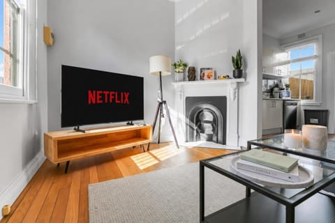 Property building, Communal lounge/ TV room, TV and multimedia, Kitchen or kitchenette, Living room, Photo of the whole room, Seating area, Entertainment