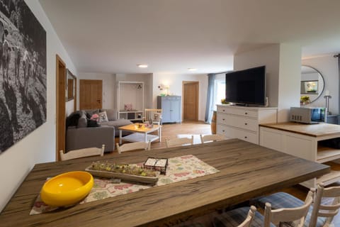 TV and multimedia, Kitchen or kitchenette, Living room, Dining area