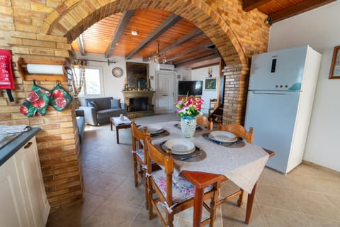 TV and multimedia, Kitchen or kitchenette, Living room, Seating area, Dining area