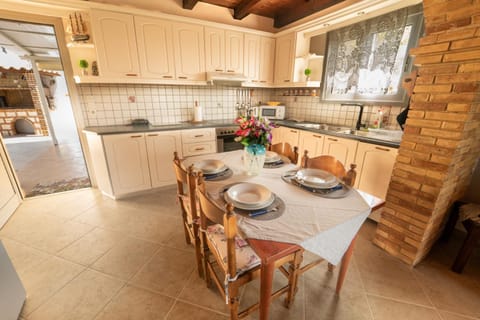 Kitchen or kitchenette, Kitchen or kitchenette, Dining area