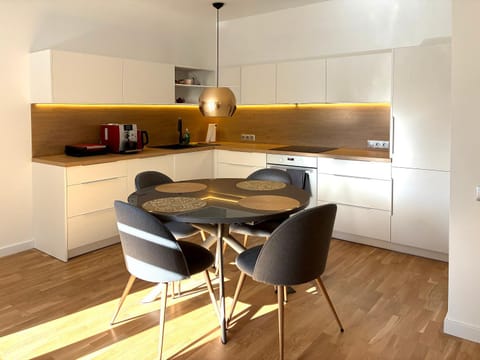 Coffee/tea facilities, Kitchen or kitchenette, Living room, Dining area, stove, toaster