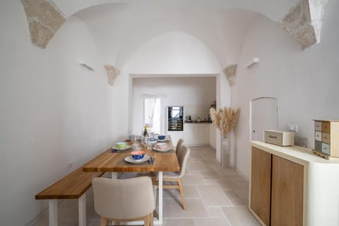 Kitchen or kitchenette, Seating area, Dining area, oven