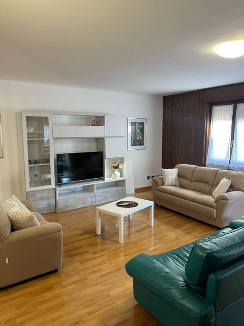 Communal lounge/ TV room, TV and multimedia, Living room, Seating area