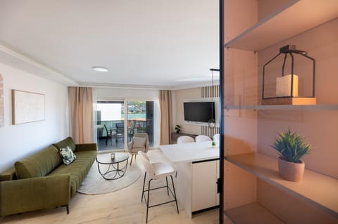 TV and multimedia, Living room, Seating area, Evening entertainment