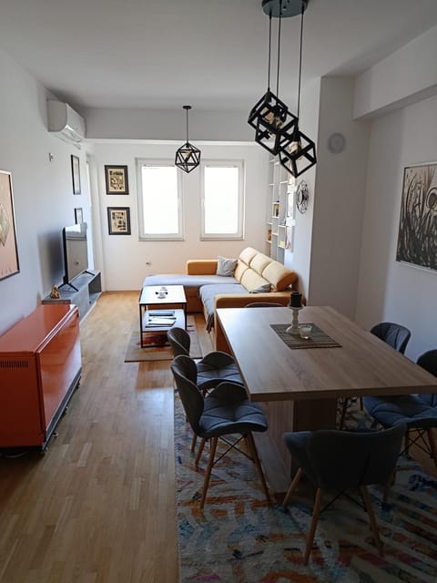 TV and multimedia, Living room, Photo of the whole room, Seating area, Dining area, air conditioner