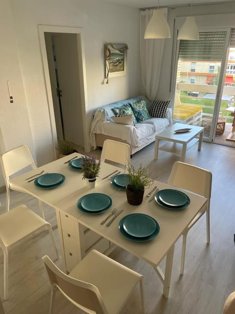 Photo of the whole room, Dining area