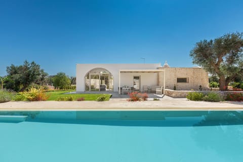 Property building, Swimming pool, sunbed