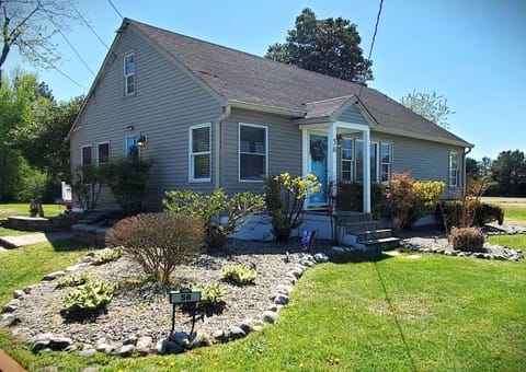 Lighthouse Cottage- Pet Friendly & Close to beach House in Selbyville