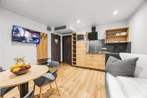 TV and multimedia, Kitchen or kitchenette, Seating area, Dining area