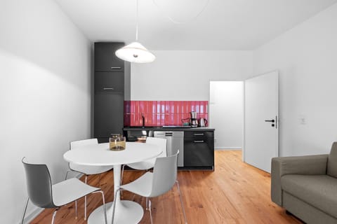 Kitchen or kitchenette, Living room, Seating area, Dining area, oven, stove