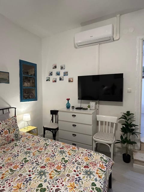 Bed, TV and multimedia, Seating area, Bedroom, air conditioner