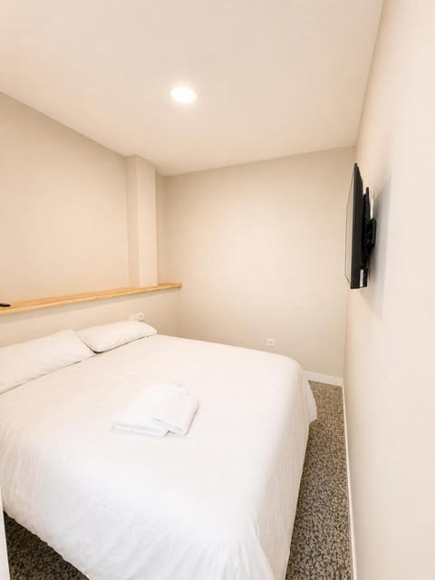 Bed, TV and multimedia, Photo of the whole room, Bedroom, towels