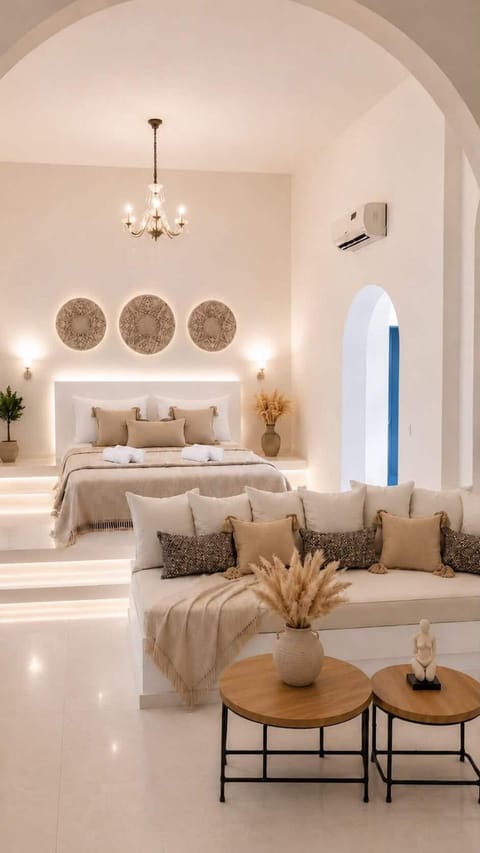 Bed, Photo of the whole room, Seating area, Bedroom