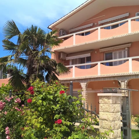 Facade/entrance, On site