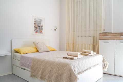 Bed, towels