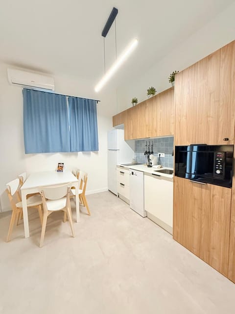 Kitchen or kitchenette, Dining area, stove, toaster