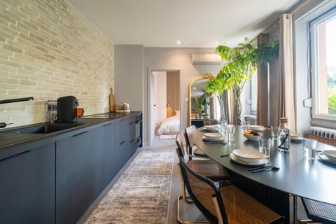 Kitchen or kitchenette, Dining area