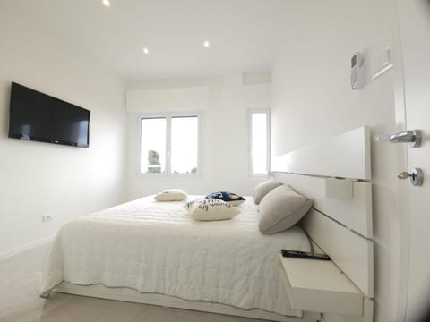 Bed, TV and multimedia, Photo of the whole room, Bedroom, air conditioner