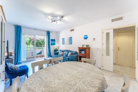 TV and multimedia, Living room, Seating area, Dining area, air conditioner