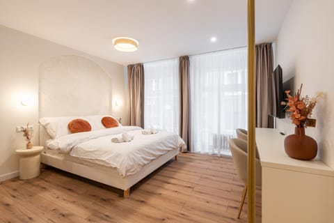 Bed, Photo of the whole room, Seating area, Bedroom, towels