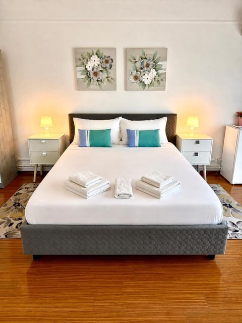 Bed, Photo of the whole room, Bedroom, towels