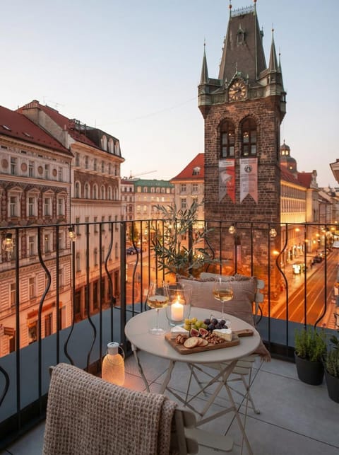 Property building, Patio, View (from property/room), Balcony/Terrace, Seating area, City view, Landmark view