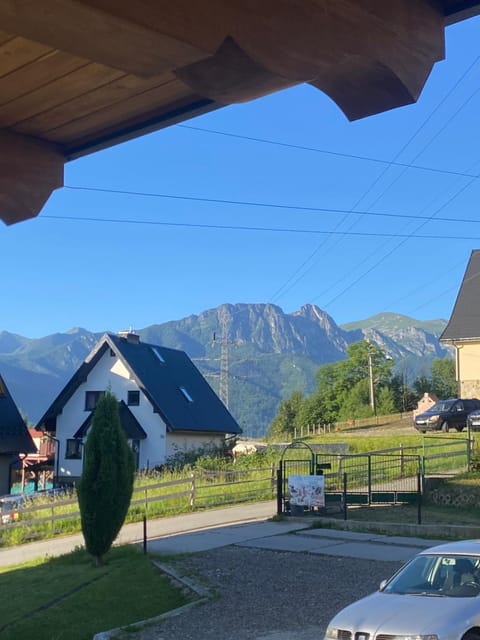 Property building, Spring, Day, Neighbourhood, Natural landscape, Mountain view, Parking